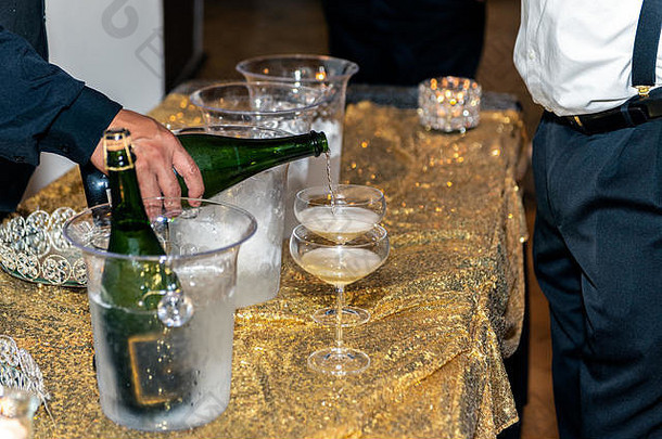 champange倒玻璃长笛安排表格准备好了聚会，派对有进取心的人喝美味的精神
