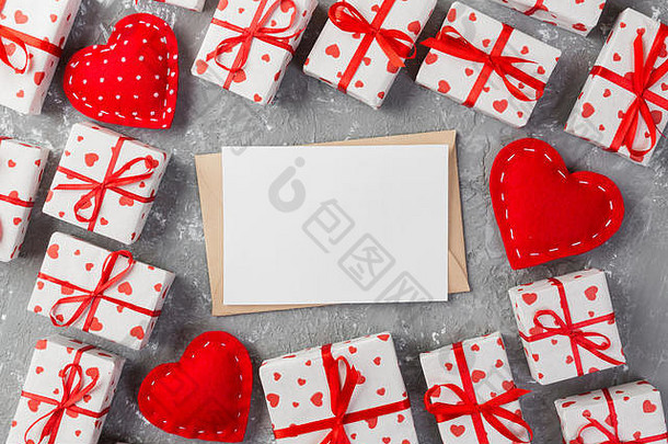 信封邮件红色的心礼物盒子灰色水泥背景情人节一天卡爱婚礼问候概念