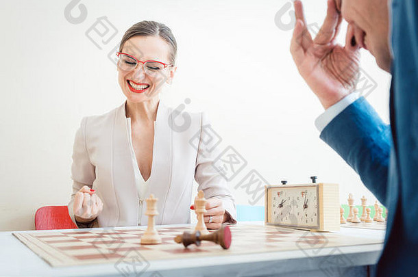 女商人赢得国际象棋由于策略
