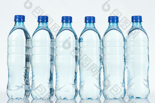 清洁清晰的蓝色的水瓶行孤立的白色背景