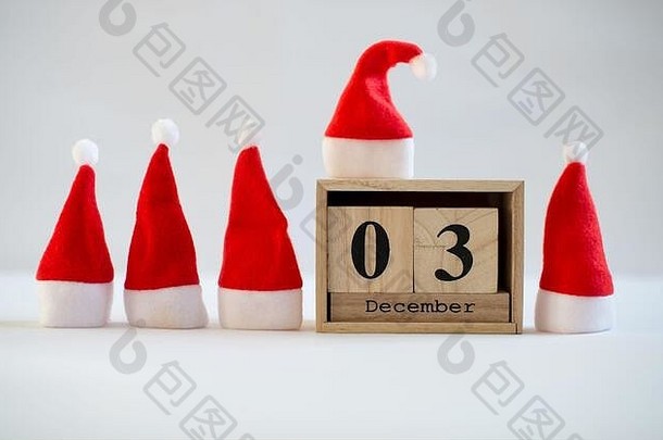 多维数据集木日历显示日期12月小圣诞老人帽子白色背景出现日历圣诞节背景复制空间