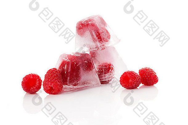 成熟的新鲜的树莓冻冰多维数据集孤立的<strong>白</strong>色背景新鲜的夏天水果吃