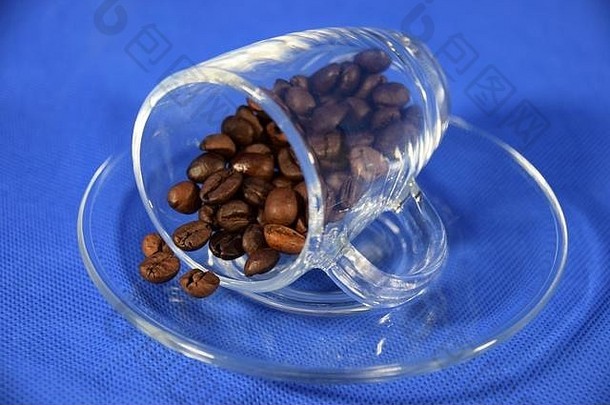 表示玻璃杯咖啡豆子
