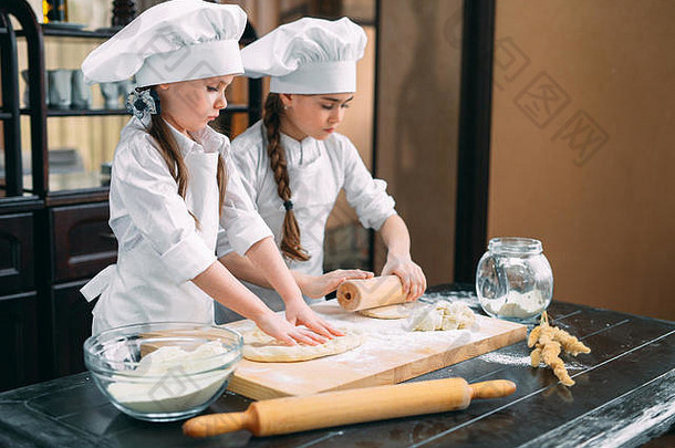 有趣的女孩孩子们准备面团厨房