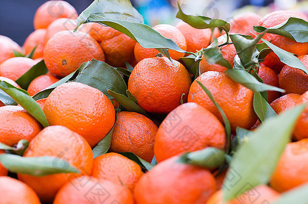 官员橙色水果市场摊位水果吃生