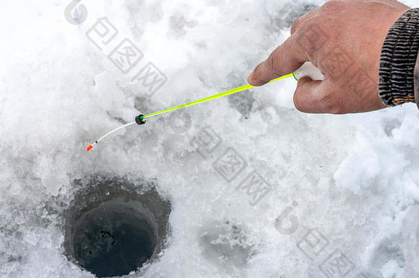 手渔夫持有钓鱼杆冬天洞减少冰