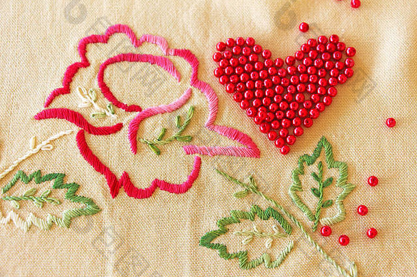 心形的珠子安排绣花餐巾