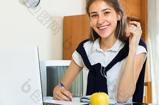 微笑年轻的女孩移动PC写作首页