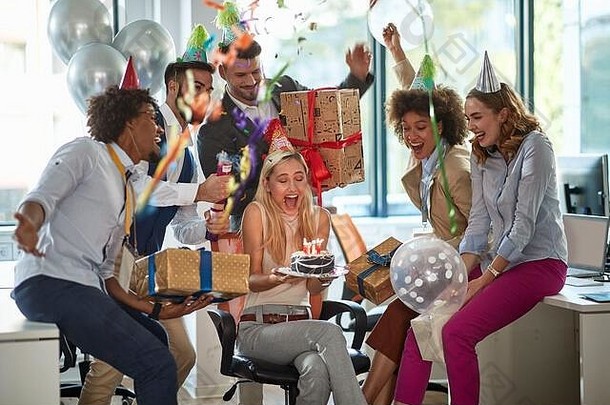 集团的同事们令人惊讶的女的同事们生日蛋糕聚会，派对工作办公室惊喜生日聚会，派对工作