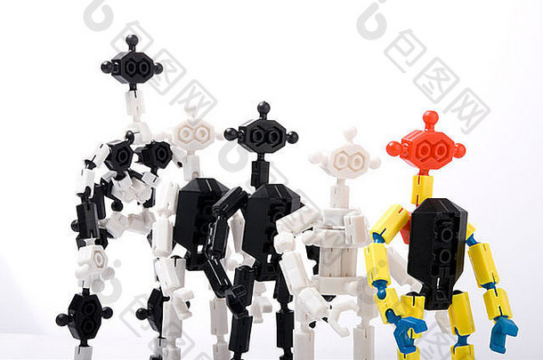 玩具砖人队列孤立的白色背景
