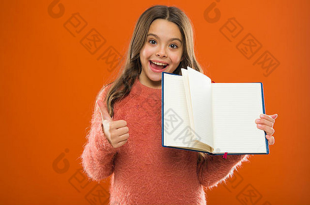 开始学习女孩持有书橙色背景孩子显示开放页面书记事本书商店概念免费的书读童年文学发展教育