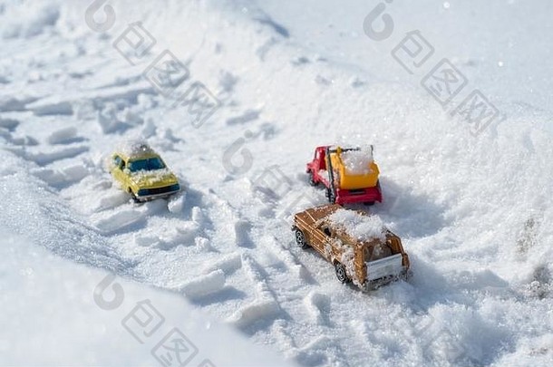 基辅雪覆盖汽车<strong>开车</strong>白雪覆盖的路降雪冬天风暴