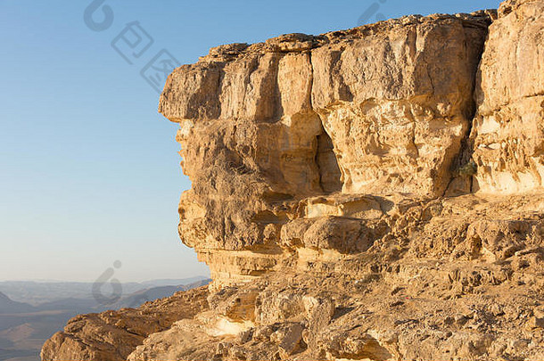 风雕刻岩石形成雷蒙火山口马赫特什南部以色列内盖夫沙漠