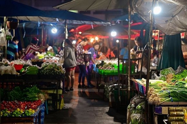 人购买水果蔬菜早....市场使早餐购买散装转售区域当地的泰国