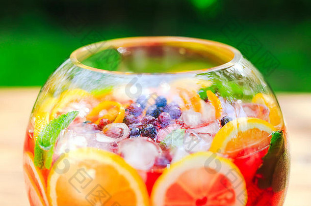 夏天鸡尾酒水果鸡尾酒绿色背景柑橘类水果浆果草莓蓝莓薄荷冰