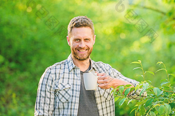 喝茶户外生态生活男人。男人。绿色森林早....咖啡健康的生活方式自然健康早餐点心<strong>时间</strong>快乐男人。杯茶享受早....咖啡