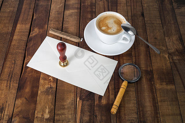 古董邮政文具空白信封放大镜咖啡杯邮票勺子木背景响应设计模拟