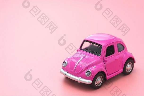 寇比2月微型粉红色的玩具车粉红色的背景最小的概念复制空间