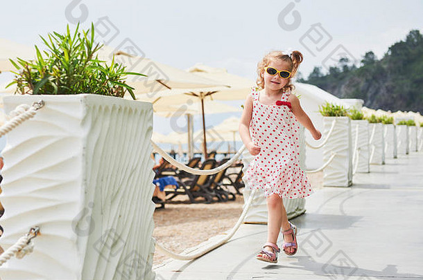 快乐婴儿女孩衣服海滩海夏天