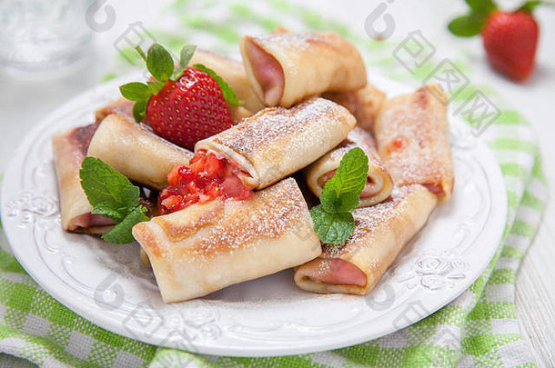 新鲜的草莓薄饼卷早餐