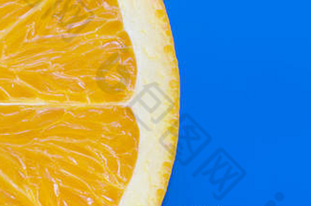 前视图橙色水果片明亮的背景蓝色的颜色饱和柑橘类纹理图像