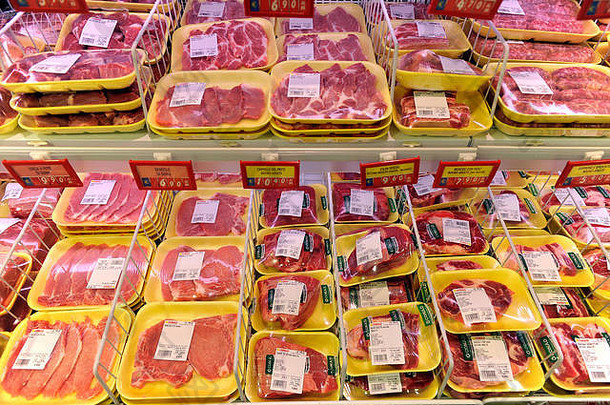 牛肉牛排红色的肉显示屠夫商店