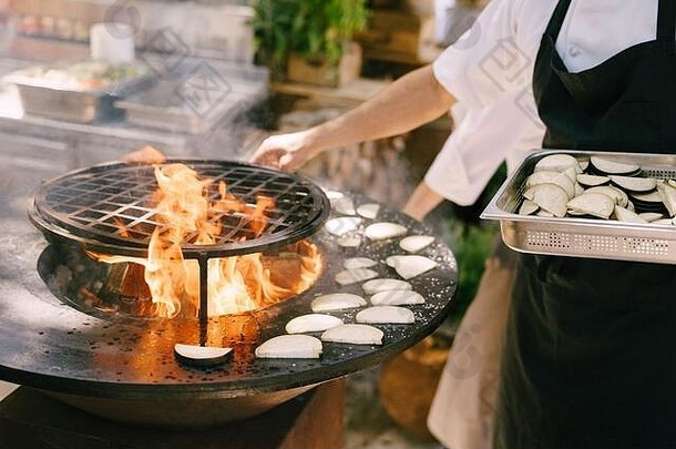 烹饪烤肉西葫芦烤蔬菜轮碗状烧烤火内部