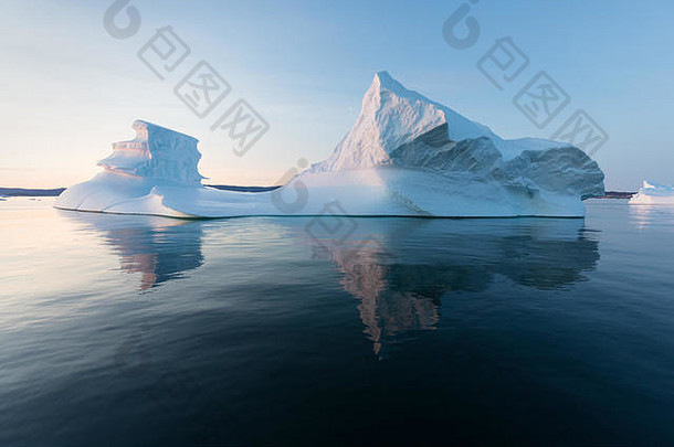 冰山日落自然风景格陵兰岛迪斯科湾西格陵兰岛夏天<strong>午夜太阳</strong>冰山大蓝色的冰冰峡湾