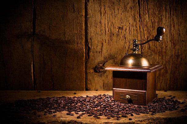 咖啡磨床新鲜的烤豆子乡村古董复古的橡木背景