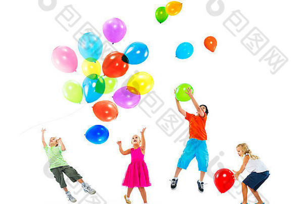 快乐多民族孩子们玩气球