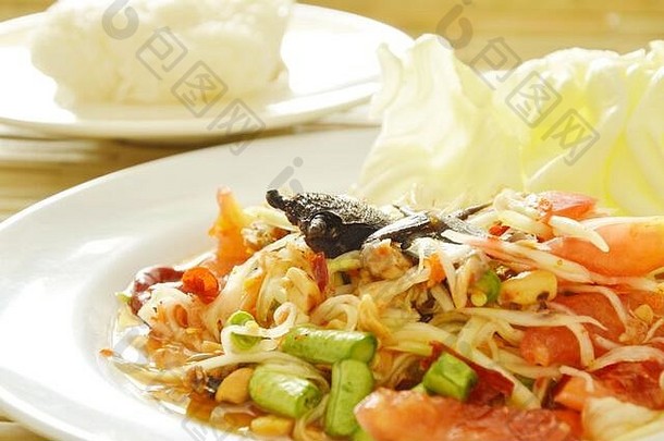 索姆图姆<strong>泰国</strong>辣的绿色木瓜黑色的腌蟹沙拉吃黏糊糊的大米