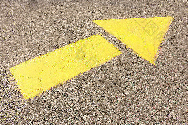 黄色的定向箭头画沥青路