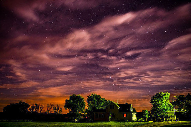 多云的晚上天空星星远程农村房子