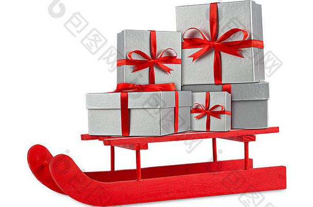 红色的银圣诞节圣诞节礼物现在盒子红色的木圣诞老人老人雪橇孤立的白色背景