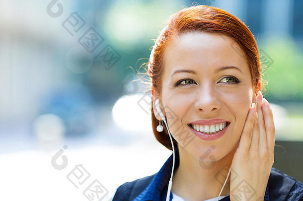 特写镜头肖像有吸引力的快乐微笑业务女人走街听音乐在户外笑孤立的城市背景积极的