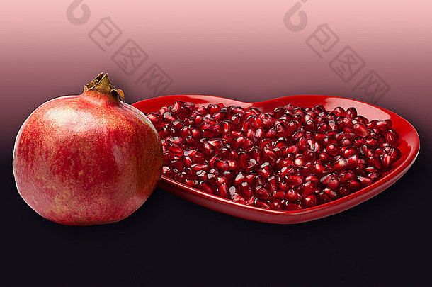 红色的心形状的板完整的美味的成熟的多汁的石榴种子水果梯度背景