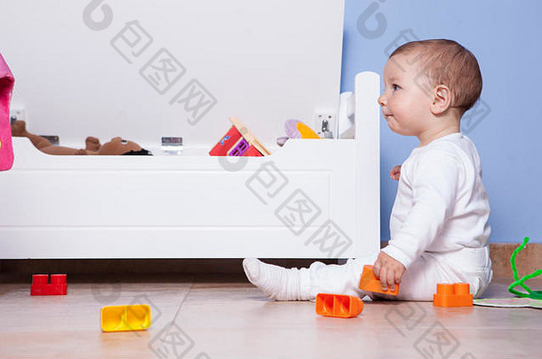 月婴儿男孩玩玩具房间