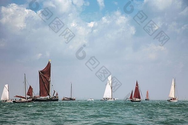 部分舰队传统的游艇驳船等待风开始比赛雅茅斯老人的节日岛怀特岛