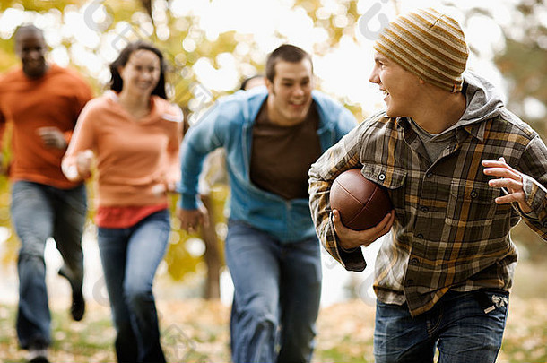 集团人成年人年轻的人玩游戏足球秋天叶子