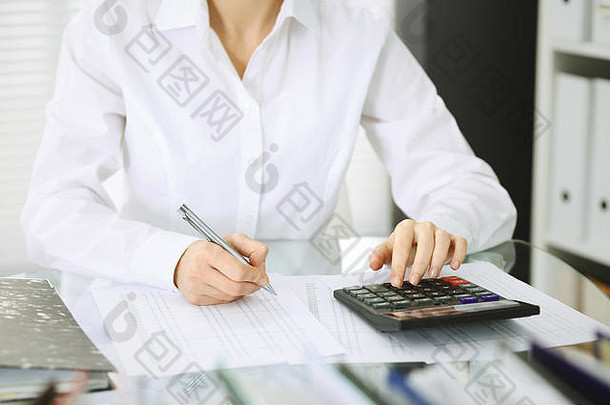 簿记员女人金融检查员使报告计算检查平衡特写镜头业务审计税概念