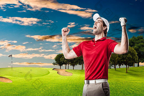 高尔夫球球员红色的衬衫庆祝高尔夫球