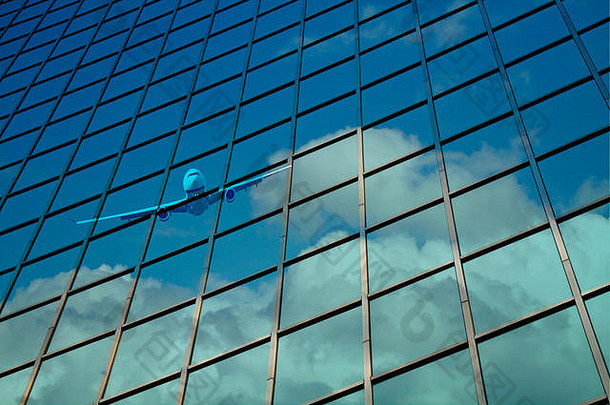 飞机反映玻璃窗帘墙蓝色的多云的天空