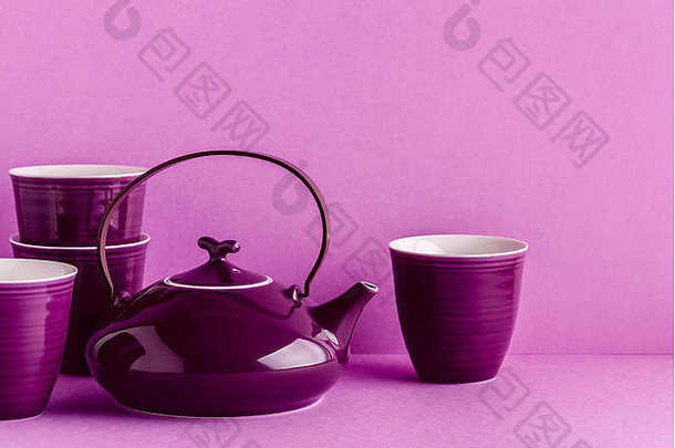紫色的茶壶杯淡紫色背景复制空间
