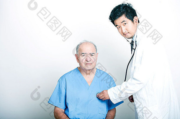 年轻的亚洲医生令人欣慰的高级成人病人