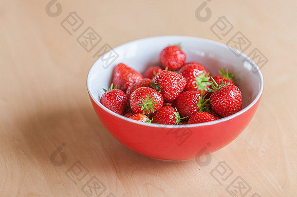 碗完整的甜美的红色的英国草莓阳光健康的夏天食物生活方式