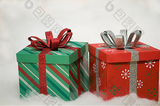 礼物包装红色的绿色白色雪背景