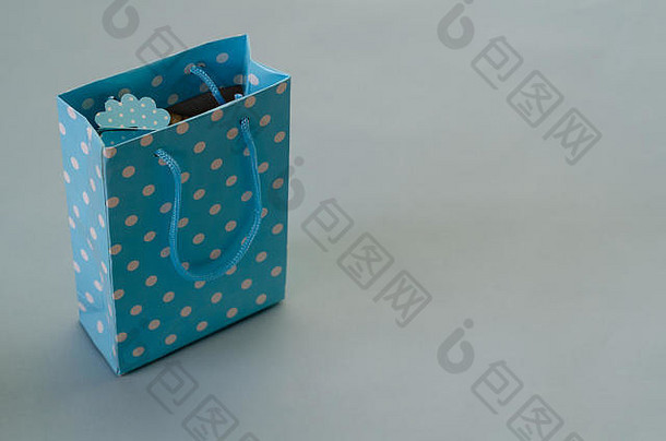 蓝色的礼物盒子光蓝色的背景复制空间