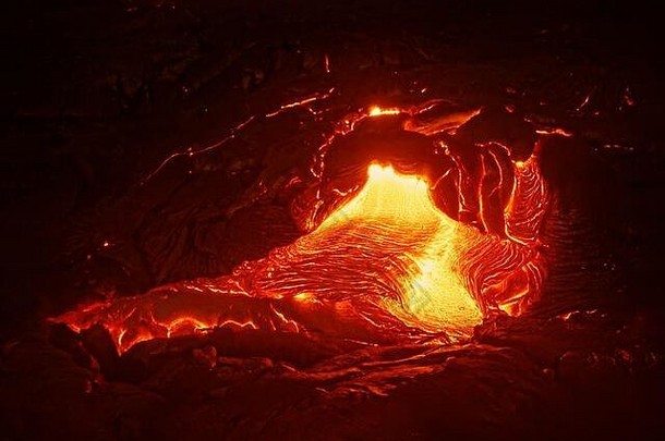 详细的视图活跃的熔岩流热岩浆<strong>出现</strong>裂纹地球发光的熔岩<strong>出现</strong>强大的黄色红色位置山楂