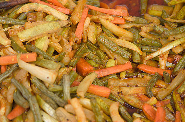 次辣的马来语食物使混合蔬菜胡萝卜黄瓜卷心菜绿色豆子条