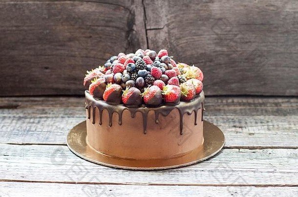 巧克力巧克力<strong>蛋糕蛋糕</strong>新鲜的夏天浆果装饰草莓下降融化了巧克力